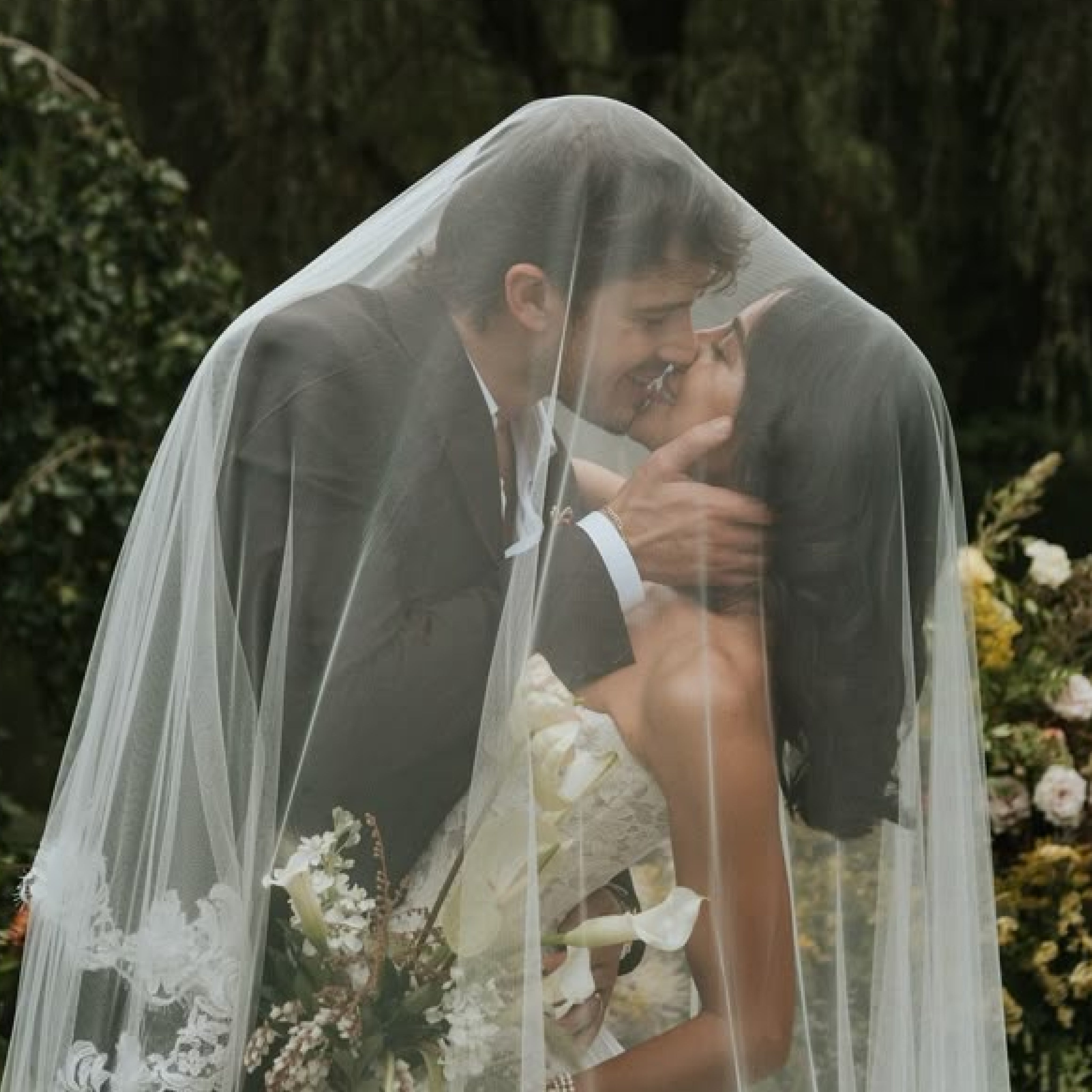 Bridal fragrance guide cover with clean musk, musky floral-woody, and floral gourmand wedding perfumes